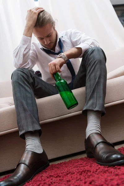 У человека болит голова после употребления алкоголя — стоковое фото