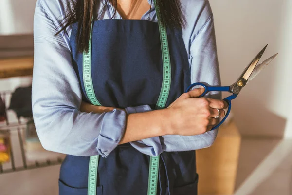 Abgeschnittenes Bild einer Näherin, die eine Schere hält — Stockfoto