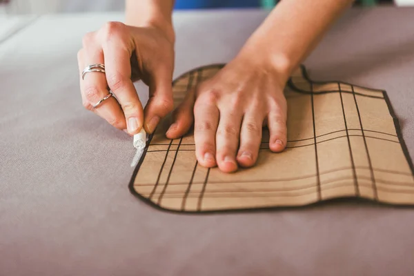 Image recadrée de tissu de marquage couturière avec morceau de craie — Photo de stock