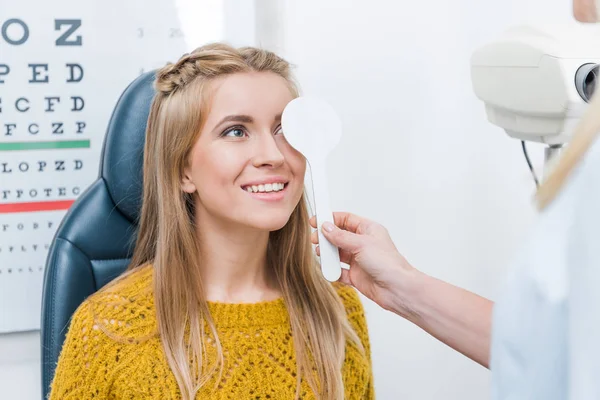 Oculista examinar hermosa joven paciente en clínica — Stock Photo