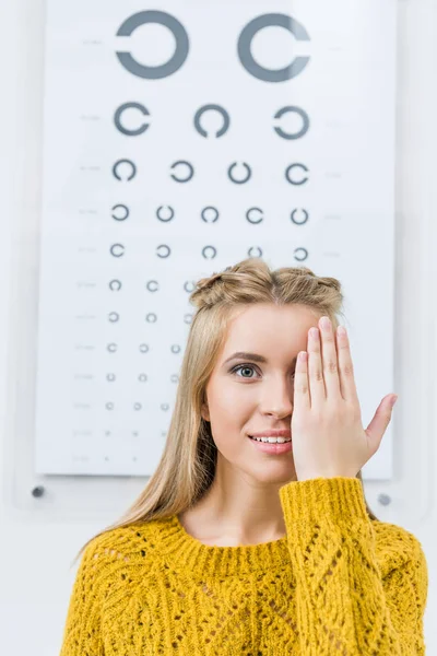 Молода пацієнтка з аналізом очей у клініці — стокове фото