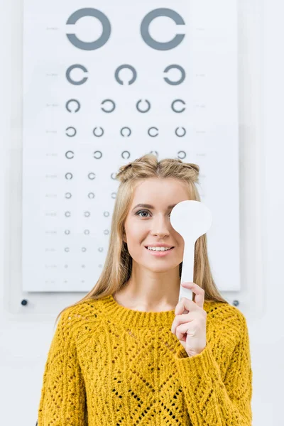 Paciente joven con prueba ocular en la clínica - foto de stock