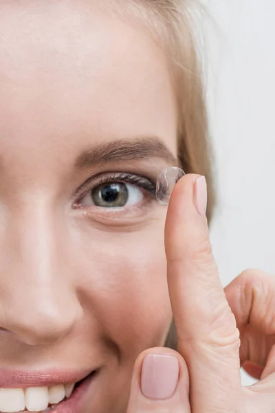 Gros plan de jeune femme souriante avec lentille de contact — Photo de stock