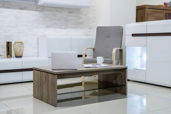 Salon moderne intérieur avec ordinateur portable sur la table — Photo de stock