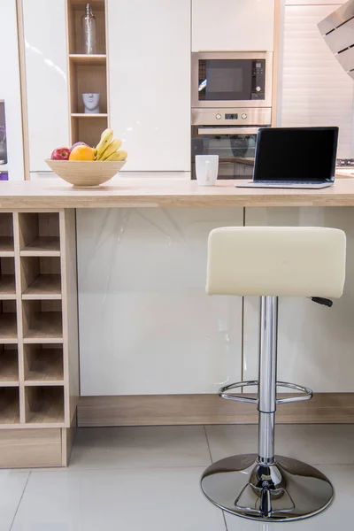 Intérieur confortable salle à manger moderne avec ordinateur portable — Photo de stock