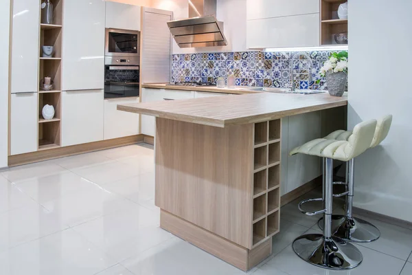 Acogedor interior de cocina moderna con muebles - foto de stock