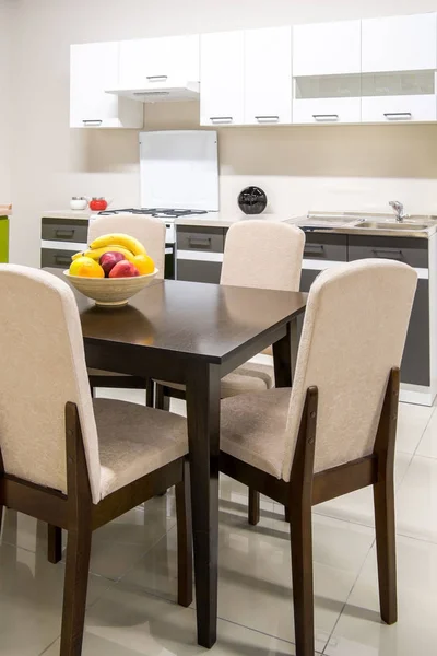 Interior de la cocina moderna con frutas en tazón en la mesa - foto de stock