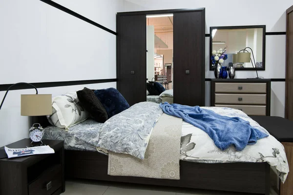 Acogedor dormitorio moderno interior con cama — Stock Photo
