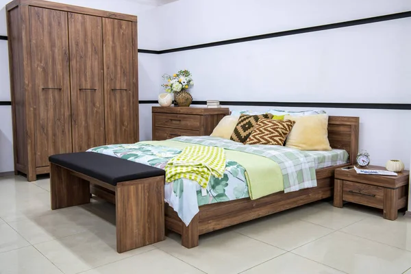 Confortable intérieur de chambre moderne avec lit — Stock Photo