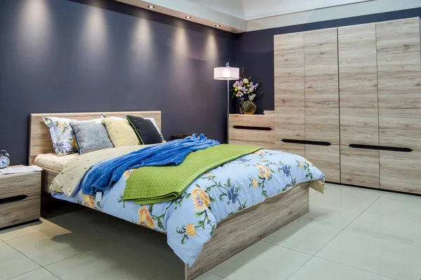 Aconchegante interior quarto moderno com cama — Fotografia de Stock