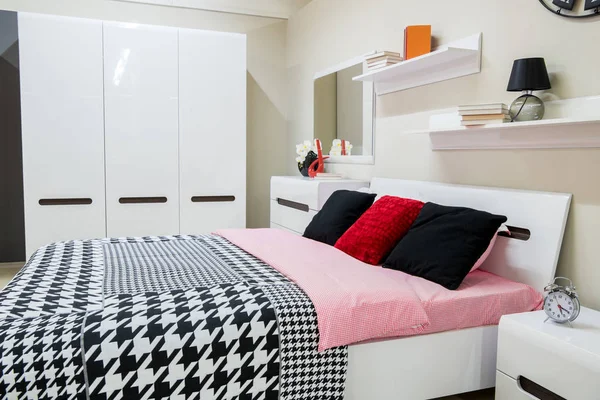 Уютный современный интерьер спальни с кроватью — стоковое фото