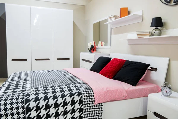 Aconchegante interior quarto moderno com cama — Fotografia de Stock