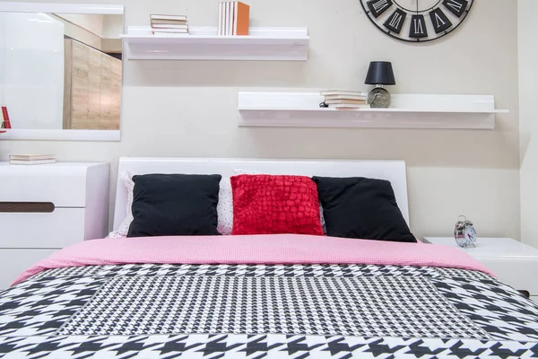 Gemütliches, modernes Schlafzimmer mit Bett — Stockfoto
