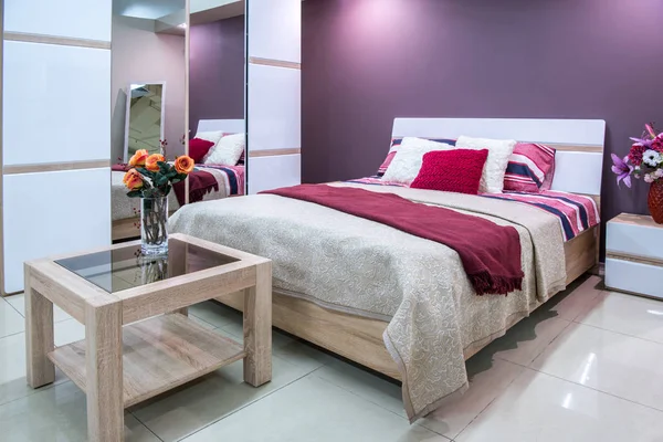 Acogedor interior moderno dormitorio en tonos púrpura — Stock Photo