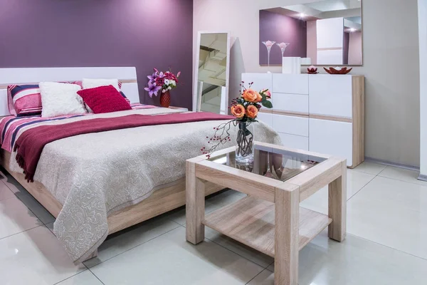 Acogedor interior moderno dormitorio en tonos púrpura - foto de stock