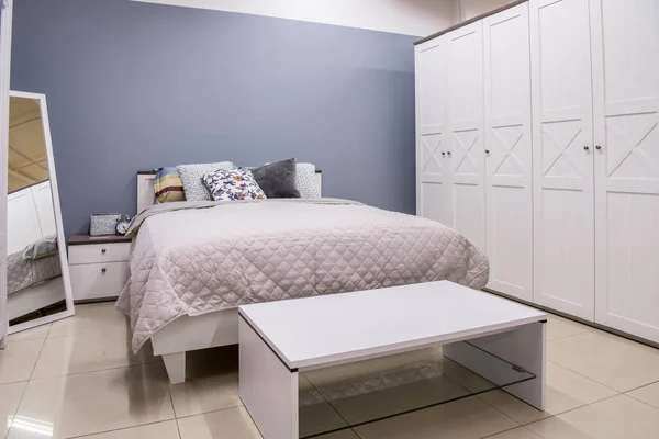 Aconchegante interior quarto moderno com cama — Fotografia de Stock