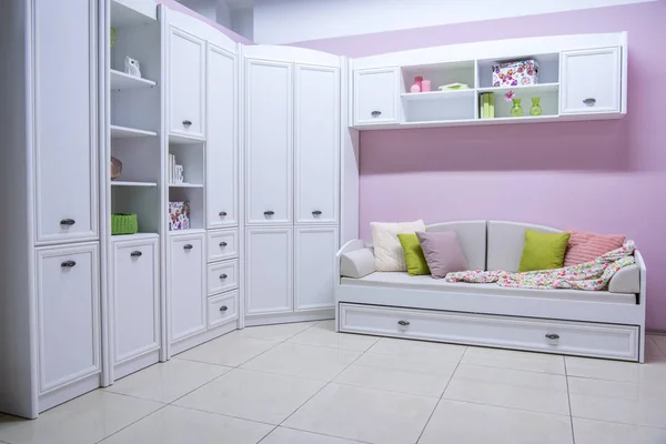 Confortable salon moderne intérieur avec placard et canapé — Stock Photo