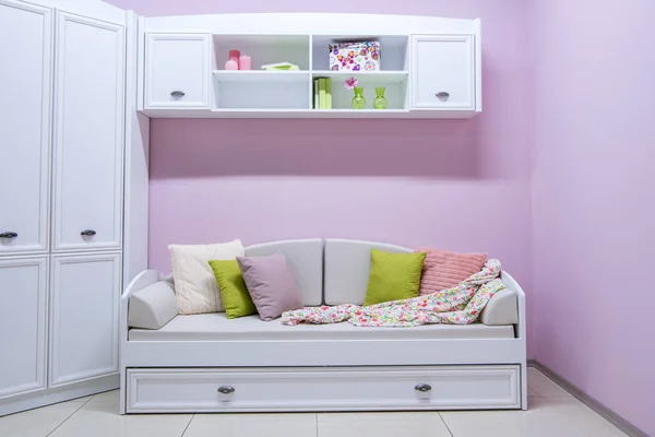 Accogliente soggiorno moderno interno con armadio e divano — Foto stock