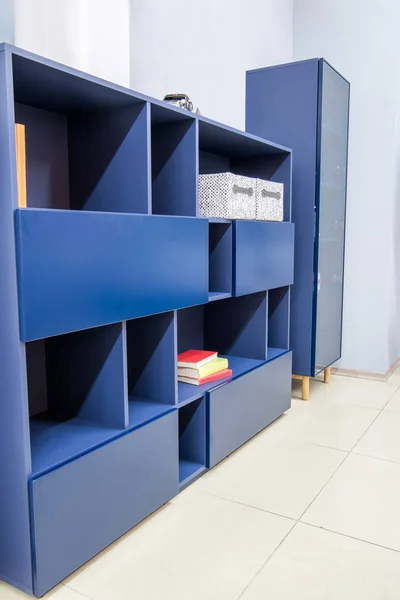Современный интерьер гостиной с голубыми шкафами — стоковое фото