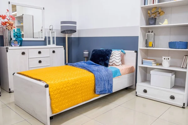 Acogedor interior moderno dormitorio con muebles - foto de stock