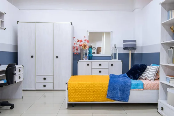Уютный современный интерьер спальни с мебелью — стоковое фото