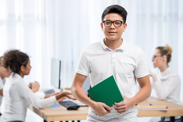 Jeune asiatique étudiant garçon dans salle de classe avec amis — Photo de stock