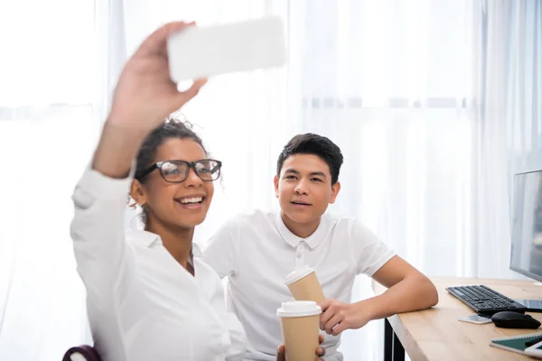 Jovens estudantes atraentes tomar selfie com xícaras de café — Fotografia de Stock