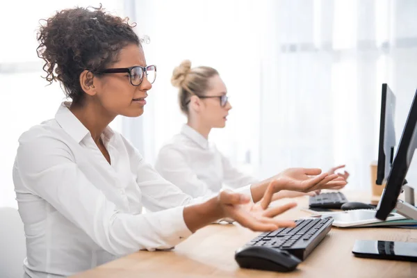 Jóvenes adolescentes niñas en la pérdida de estudiar en las computadoras - foto de stock