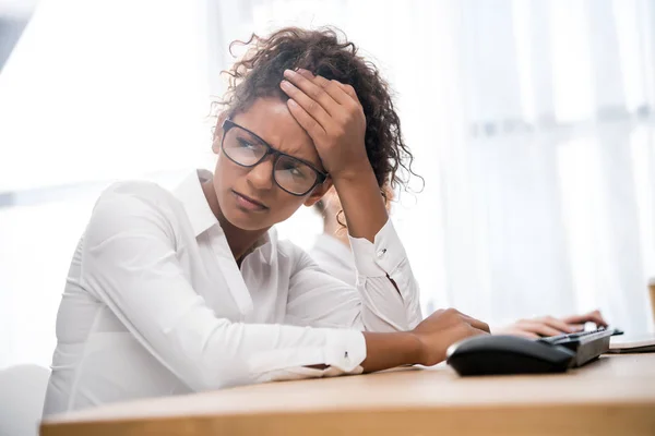 Müde afrikanisch-amerikanische Studentin mit Kopfschmerzen — Stockfoto