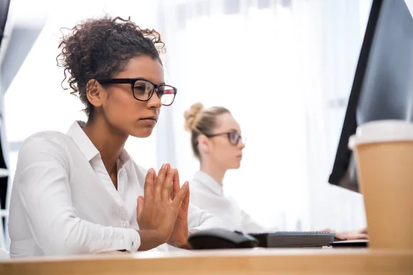 Jovem atraente adolescente meninas estudando em computadores — Fotografia de Stock