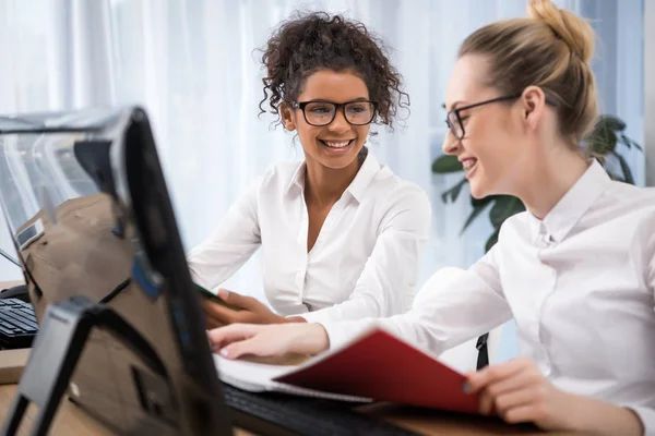 Jóvenes atractivo adolescente niñas estudiando en computadoras - foto de stock