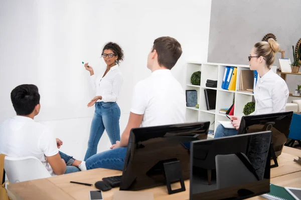 Jovens estudantes multiculturais em pé ao lado do quadro branco — Fotografia de Stock