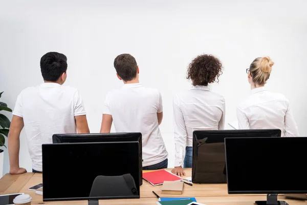 Jóvenes estudiantes que buscan en pizarra blanca - foto de stock