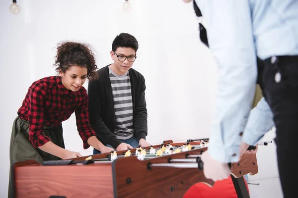 Jovens adolescentes felizes jogando futebol de mesa — Fotografia de Stock