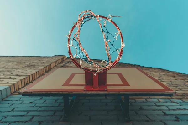 Bottom view of basketball hoop on wall with graffiti — Stock Photo