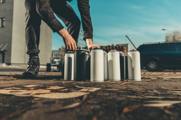 Straßenkünstler nimmt Dosen mit bunter Sprühfarbe für Graffiti — Stockfoto