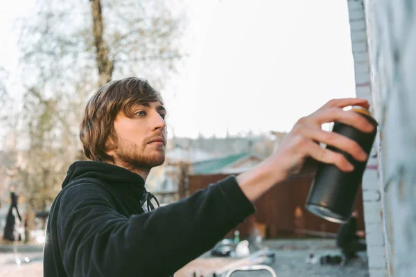 Artiste de rue peinture graffiti coloré sur le mur du bâtiment — Photo de stock