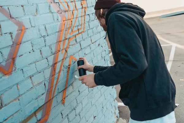 Street artist painting colorful graffiti on wall of building — Stock Photo