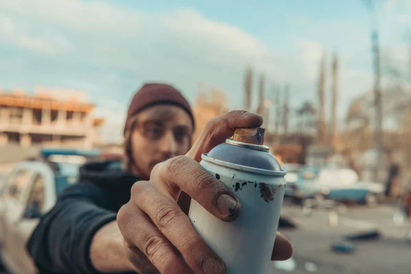 Foco seletivo da pintura de artista de rua graffiti colorido — Fotografia de Stock