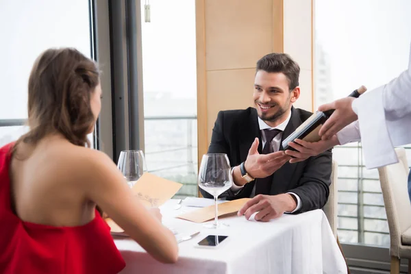 Visão parcial do casal ter data romântica no restaurante no dia de São Valentim — Fotografia de Stock