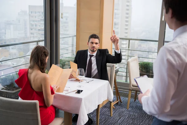 Partial view of couple having romantic date in restaurant on st valentine day — Stock Photo