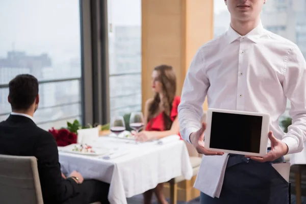 Kellner zeigt Tablet in der Hand im Restaurant — Stockfoto