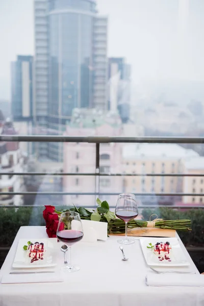 Vue rapprochée de la table servie pour une date romantique au restaurant — Photo de stock