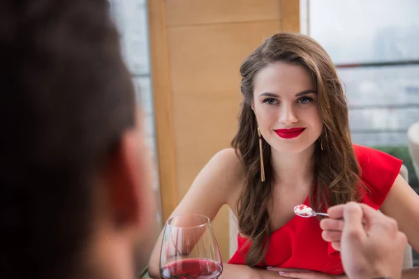 Enfoque selectivo de la mujer sonriente mirando novio durante San Valentín fecha en el restaurante - foto de stock