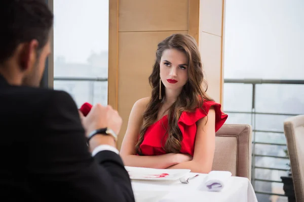 Vista parziale della donna che guarda il fidanzato con regalo al ristorante il giorno di San Valentino — Foto stock