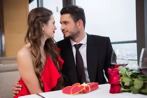 Porträt eines zarten Paares, das sich am Valentinstag im Restaurant beim Date ansieht — Stockfoto