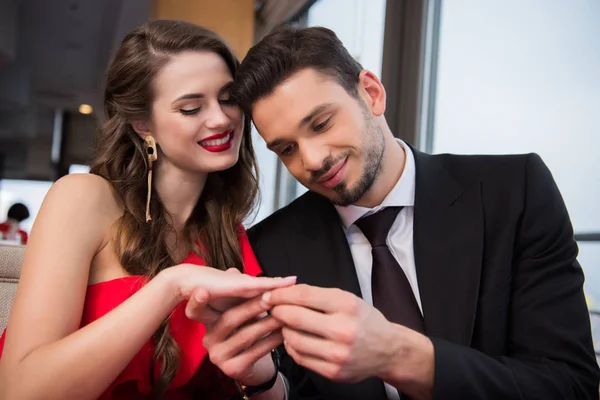 Retrato del hombre proponiendo a su novia en el restaurante el día de San Valentín - foto de stock