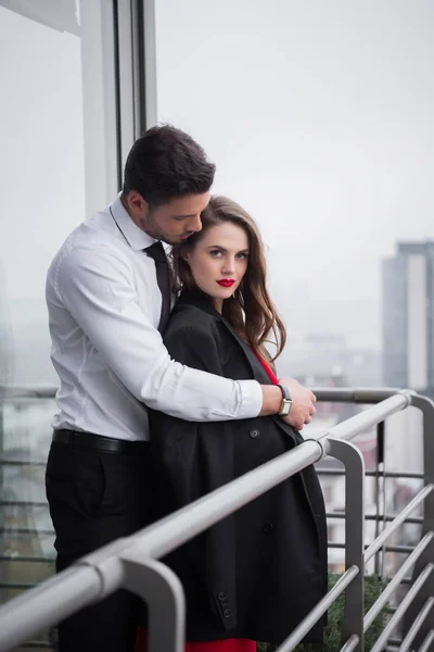 Junges verliebtes Paar steht gemeinsam auf Balkon — Stockfoto