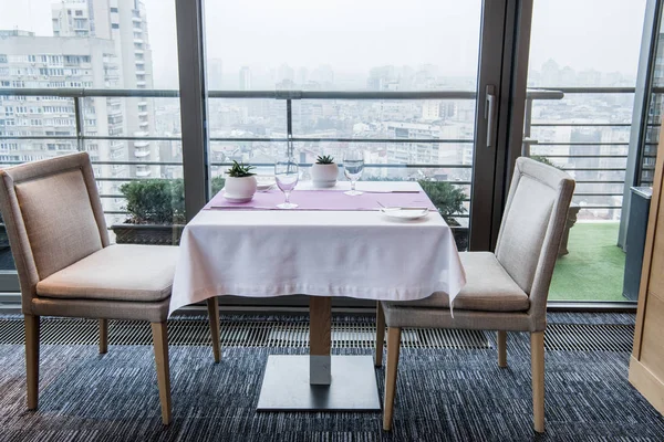 Vista de perto da mesa servida e cadeiras no restaurante — Fotografia de Stock