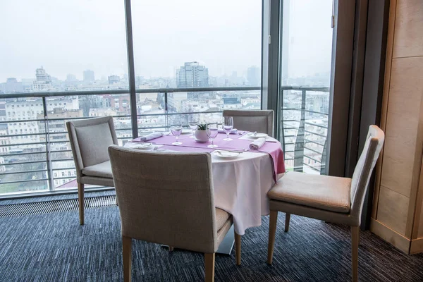 Vista ravvicinata di tavolo e sedie serviti nel ristorante — Foto stock